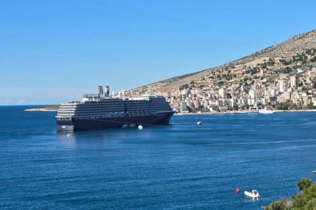 Kroçera “Oosterdam” ndalon në Sarandë, turistë vizitojnë qytetin